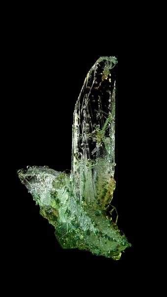Тонкости образования минеральных отложений в кристаллах. В новом очаровательном видео под названием «В ожидании нахождения» Дэн Хуперт углубляется в детали образования минералов Земли. Дизайнер
