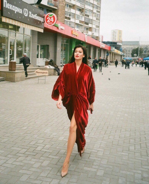 София Никитчук, Мисс Россия 2015 и первая вице-мисс мира, стала главной героиней необычной уличной фотосессии екатеринбургского фотографа Игоря Усенко. Он рассказал, что когда София приезжала к