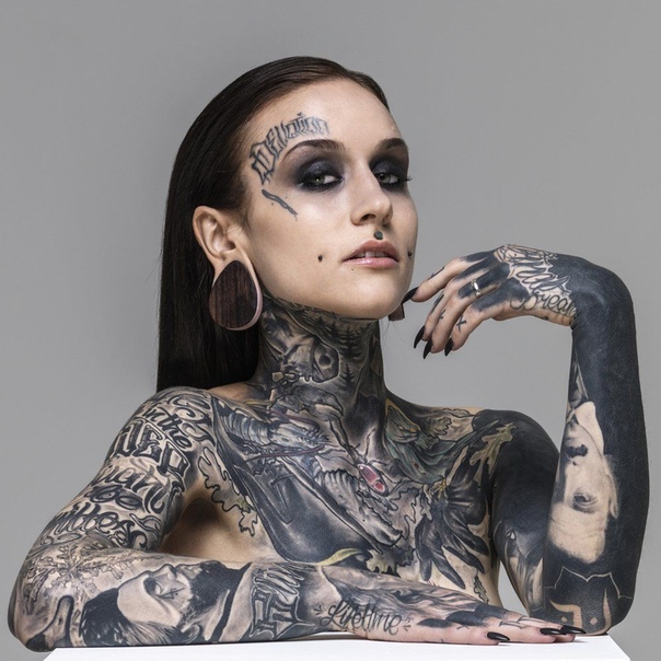 «МонАми Фрост»: Самая популярная тату-модель в мире Ирен Страум в мире известна под псевдонимом «МонАми Фрост» работает тату-моделью, видеоблогером, является владелицей своей линии одежды и