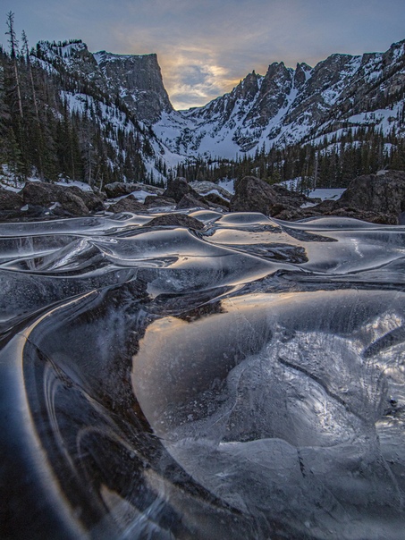 Застывшие во времени волны. Снятый на высоте около 10 000 футов в Скалистых горах Колорадо, серия снимков Эрика Гросса запечатлела высокогорное озеро, покрытое ледяными грядами и провалами,