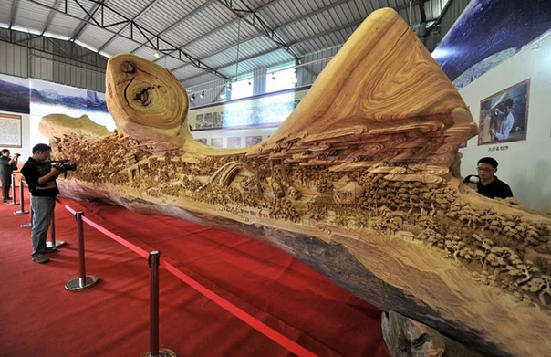 Картина Вдоль реки во время фестиваля Цинмин Эту картину уже не раз копировали. Она очень популярна и её часто называют Китайской Моной Лизой. В 2013 году (если мне память не изменяет)
