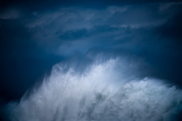Фотохудожник из Сиднея обожает океан Наблюдая за процессами, происходящими в природной стихии, с помощью фотографии он размышляет о том, как определяются ценности в современном мире; о пользе