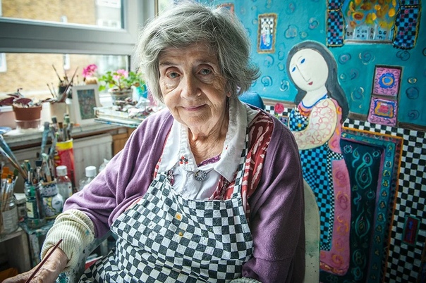 Дора Хольцхандлер родилась в 1928 году в Париже в семье польско-еврейских беженцев Большую часть своей жизни она провела в изгнании. В конце 1920-х годов ее родители бежали от растущей волны