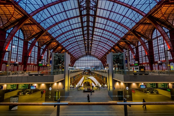 Центральный железнодорожный вокзал Антверпена вполне заслуженно занимает верхние позиции Этот город начинается с вокзала, и вокзал является особой достопримечательностью. Сейчас