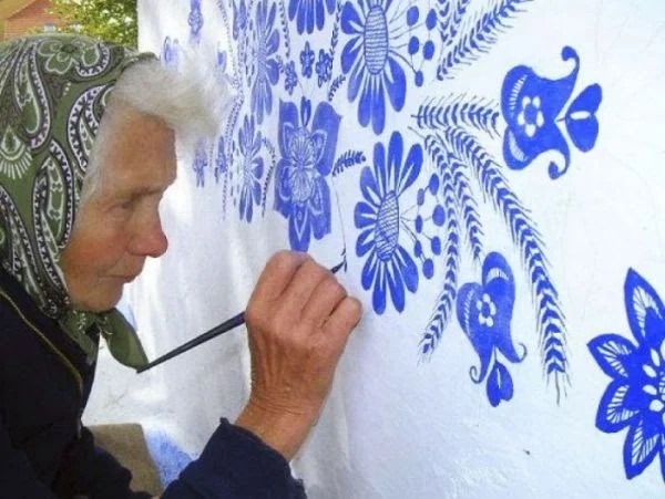 Простая деревенская старушка любила рисовать Мастерству росписи она научилась от односельчанки, которая раньше украшала дома своей деревни чудными узорами. Живёт бабушка-художница в Чешском селе