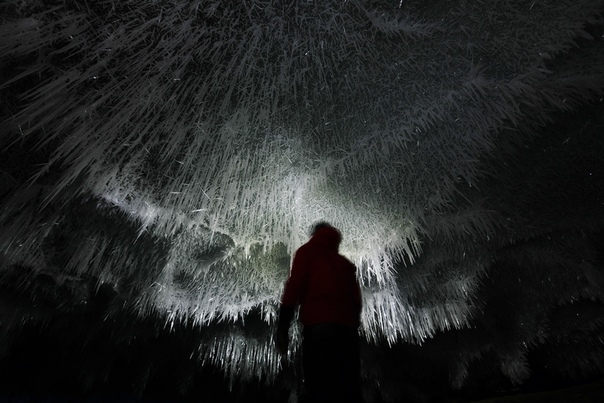 Массивные ледяные образования в фотографиях Paxson Woelber. Креативщик Паксон Вулбер сделал потрясающие фотографии, на которых освещены массивные ледяные образования, на которые он недавно