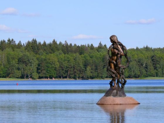 МИСТИЧЕСКОЕ ОЗЕРО СВИТЯЗЬ В Гродненской области на территории сразу двух районов Карелического и Новогрудского посреди живописного лесного массива находится, пожалуй, самое загадочное озеро