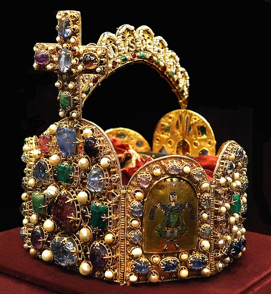 Императорская корона Священной Римской Империи Эта восьмиугольная корона в византийском стиле была изготовлена в конце 10-го или начале 11-го века из 22-каратного золота и украшена 144