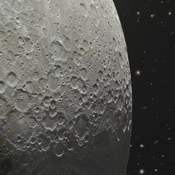 Детальное изображение Луны Астрофотограф Эндрю Маккарти (Andrew McCarthy) опубликовал очень детальное изображение Луны. Он составил данное изображение из 100 000 фотографий естественного
