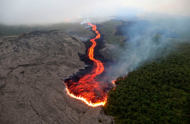 Огненный питон Извержение вулкана Питон-де-ла-Фурнез на острове Реюньон в Индийском океане. Вулкан Питон-де-ла-Фурнез главная достопримечательность острова (он даже изображён на неофициальном