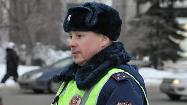 В феврале этого года произошла добрая история. Инспектор ГИБДД в Челябинске перекрыл дорогу ради хромой дворняги. 