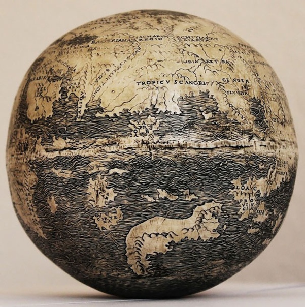 Самый старый глобус, которому 510 лет Этот старый глобус кропотливо выгравировали на поверхности страусиного яйца в Италии. Нынешний владелец приобрёл его на ярмарке карт в Лондоне в 2012