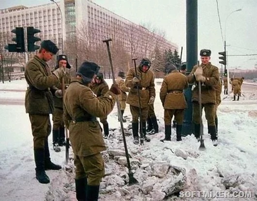 КОРОЛЕВСКИЕ ВОЙСКА Долгое время в народе ходил анекдот про строительные войска: «Есть в армии СССР самые страшные войска стройбат. Этим нелюдям в руки вообще оружие не дают». И в самом деле,