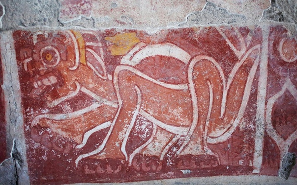На стене изображен ягуар