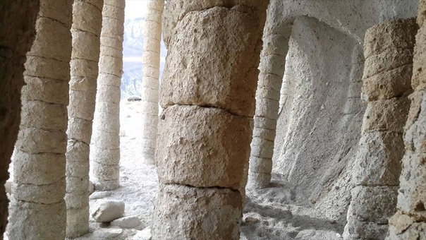 Загадочные колонны озера Кроули в Калифорнии На побережье озера Кроули в штате Калифорния можно увидеть витые колонны, подпирающие каменные своды. Сооружения имеют одинаковый диаметр и