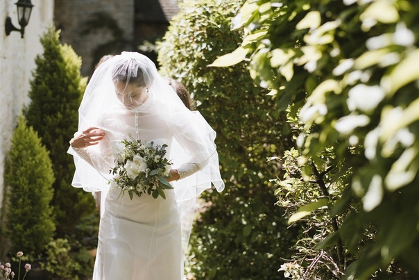 Как прошла свадьба Фелисити Джонс в 2018 году. Редкие кадры Фелисити Джонс вышла замуж в английском замке.В субботу, 30 июня 2018 режиссер Чарльз Гард и 34-летняя звезда фильмов «Звездные войны»