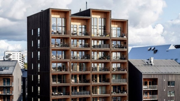 В Швеции построили самое высокое деревянное здание в стране Архитектурная компания CF Møller Architects опубликовала фотографии здания ajstaden Tall Timber Building, построенного недавно в