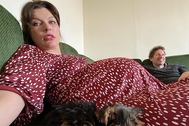 "Ноги как у слона": Милла Йовович рассказала о своих проблемах на последних неделях беременности 
