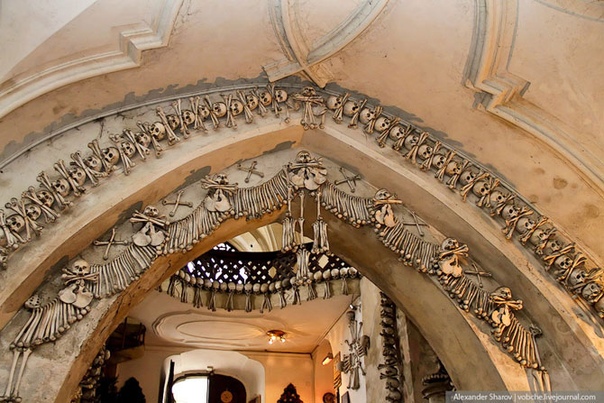Седлецкая церковь: необычный интерьер, украшенный тысячами костей Необычной чешской достопримечательностью стал Седлецкий склеп или как его ещё называют Седлецкое костехранилище, расположенное в