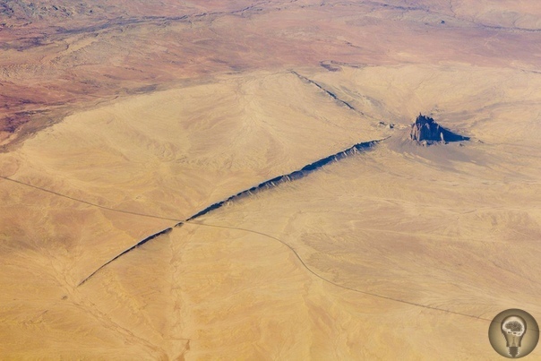 Тайны скалы Шипрок. Расположенный на северо-западе штата Нью-Мекси­ко, загадочный Шипрок представляет собой результат извержения вулкана, случившегося около 3040 миллионов лет назад. Основная