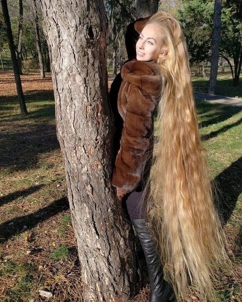 Девушка не стригла свои волосы 28 лет 33-летняя одесситка Алена Кравченко не стригла свои волосы с пяти лет, зато теперь владеет великолепными локонами длиной более двух метров. В отличие от
