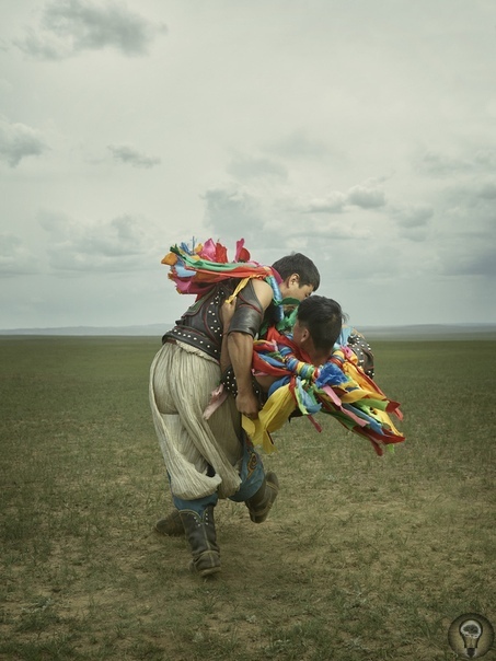 «Монгольская борьба это как идти на войну» В кочевых общинах, где живет 30% населения Внутренней Монголии, сохранилось древнее искусство особой борьбы бех барилдаан. Этот спорт символизирует