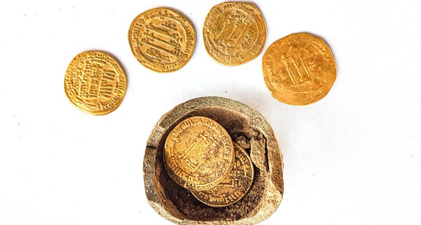Израильские археологи обнаружили золотые монеты возрастом 1200 лет Израильские археологи нашли семь золотых монет, спрятанных в маленьком глиняном кувшинчике. Монеты относятся к девятому веку