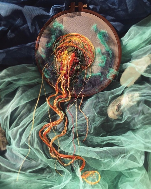 Художница вышивает потрясающих медуз, которые будто плывут сквозь пяльцы 