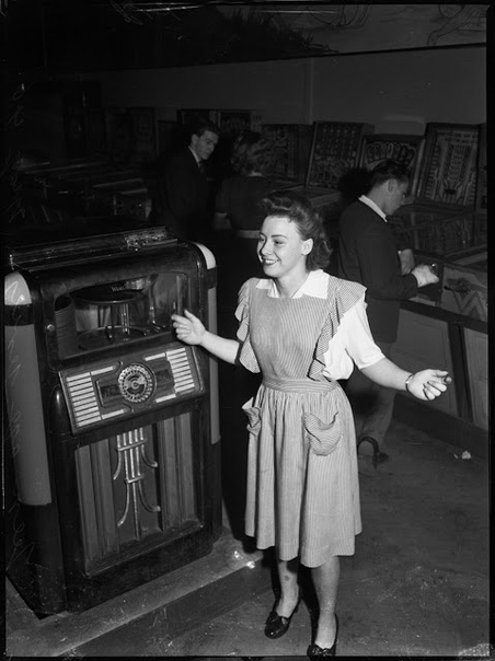 Серия фотографий из номера австралийского журнала PIX от 6 июля 1946 года. Сиднейские подростки. Автор: Ray Olson