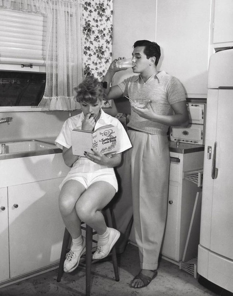 Семейное фото Люсиль Болл с супругом Дези Арназом. 1940-е