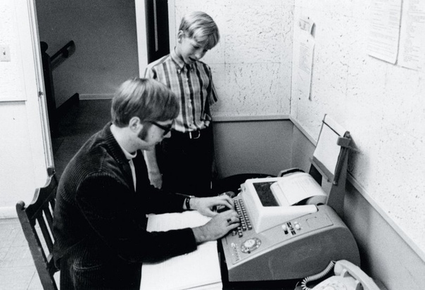 На фото: 13-летний Билл Гейтс и 15-летний Пол Аллен подключаются к компьютеру PDP-10, который 