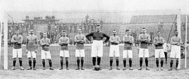 Фото футбольной команды «Челси» Великобритания. 1900е гг.В центре самый крупный вратарь в истории футбола Уильям «Толстяк» Фулк. Рост его был 190 см и вес 165 кг. (193 см и 150 кг. по другим
