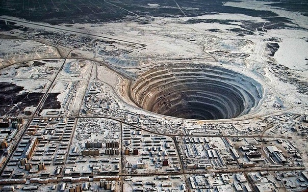 Подборка фотографий самого большого а в мире. Кимберлитовая трубка «Mиp» алмазный карьер в Якутии (город Мирный появился уже после открытия трубки и был назван в её честь). Карьер имеет глубину