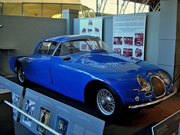 Фотографии с авто выставки 50-х гг. Концепт-кар Bugatti 101 Автомобиль Бугатти с пластиковым кузовом был выпущен в единственном экземпляре и демонстрировался на ряде автомобильных выставок