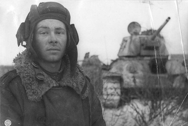 Краткая история этого кадра. Фото Михаила Смирнова, механика-водителя танка Т-34, после окончания боя.Во время атаки на немецкие позиции снаряд противотанковой пушки врага попал прямо в лоб