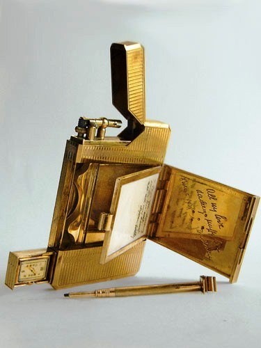 Супер-зажигалка. Дамская зажигалка фирмы Dunhill. Швейцария, 1920-е Эта модель зажигалки включает в одном корпусе: саму зажигалку, часики, коробочку для пудры, ручку и пластиночку для записей из