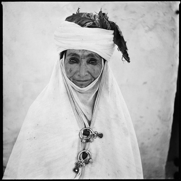 Нарушая законы и традиции. Эти фотографии Marc Garanger сделал в Алжире во время войны за независимость (1954-62). Однажды он получил задание: сделать фото всех жителей, находящихся в лагере под