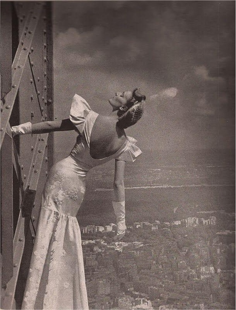 Фотосессия на вершине Эйфелевой башни в Париже. 1939 год