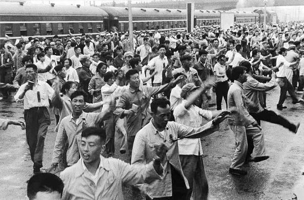 Танец верности ритуальный танец, который символизировал преданность лидеру страны Мао Цзэдуну, 1967 год Танец имел простые ритмичные движения с протягиванием рук от сердца к портрету лидера и