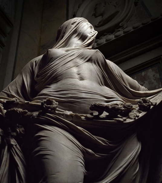 Фото мраморной скульптуры «Veiled Truth» Антонио Коррaдини, 1750 год.