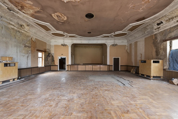 Подборка фото заброшенных танцевальных залов Германии. Фотограф: Изабель ван Асше.