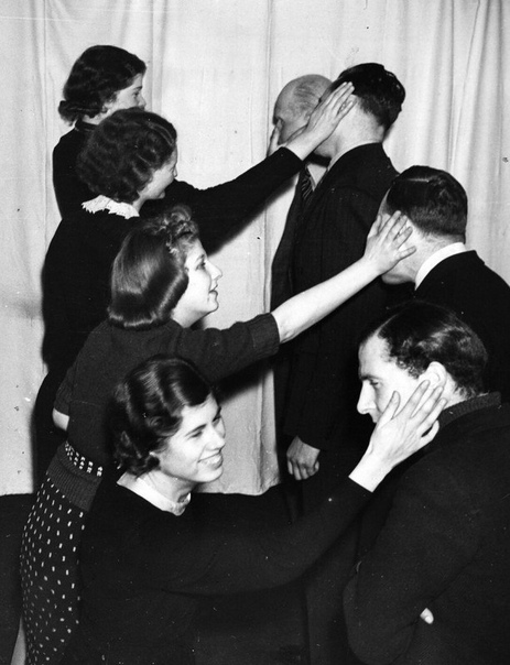 Фото из театральной школы Ливерпуля Девушки учатся давать пощечину с удовольствием.4 февраля 1939 года.