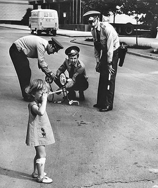 Снимок 1970 года.СССР. Советские милиционеры все исправят и всех утешат.