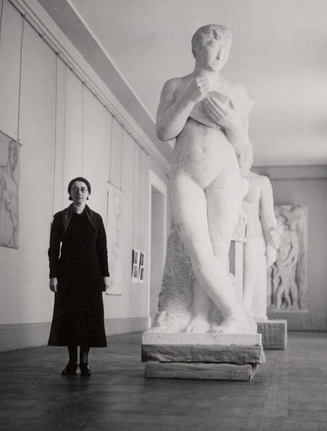 Факты из жизни Розы Антонии Марии Валлан. Она была обычным французским искусствоведом. В 1932 году она на добровольных началах приступила к изучению коллекции Национальной галереи Жё-де-Пом в
