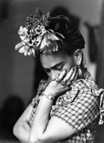 Потрясающая серия фотографий с Фридой Кало, 1944 год. Фотограф: Sylvia Ester Salmi.