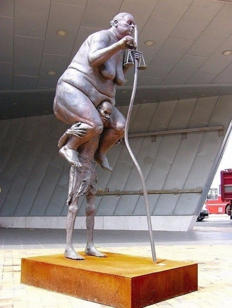 Правда о современном обществе в одной скульптуре  «Чиновничья Фемида», Дания 