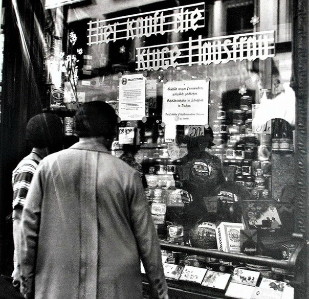 Фото: Мюнхен, 1933г. По указу Гиммлера о контроле над ценами были apecтованы двести торговцев. «Maгазин закрыт полицией за увеличение цен. Хозяин магазина отправлен в Дахау. Подпись: начальник