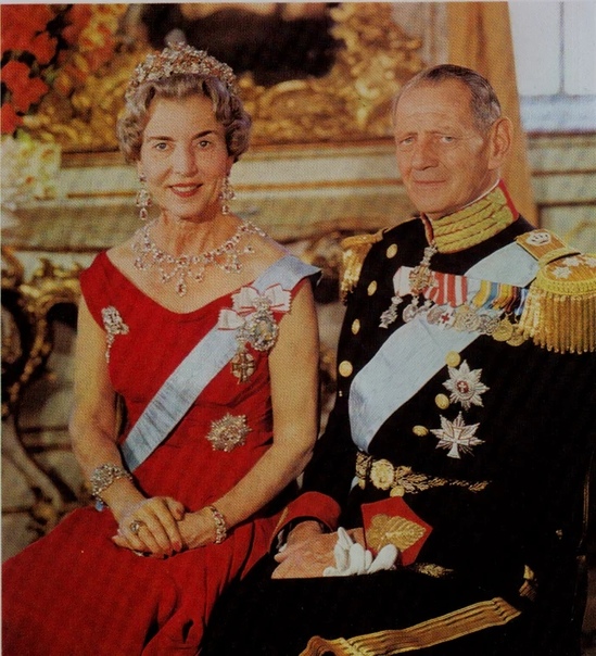 Датский король Фредерик IX (с 1947 по 1972 , который по молодости во время службы на флоте сделал себе несколько похабных татуировок.Позже он обратился в один из самых знаменитых в мире салонов