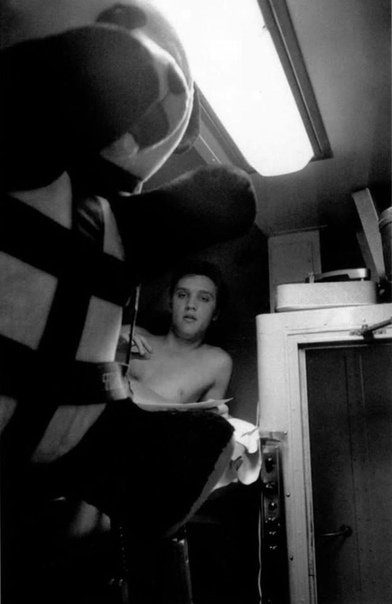 Фото поездки Элвиса Пресли в 27-часовом поезде Нью-Йорк-Мемфис. Июль 1956 года