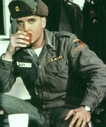 Подборка армейских фото Элвиса Пресли В 1958 году Элвис Пресли был призван рядовым в армию США в штате Арканзас. На то время он уже был знаменитым, поэтому известие об уходе «короля рок-н-ролла»